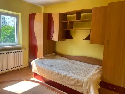 dormitor primitor cu dulapuri apartament inchiriere Sector 3 București